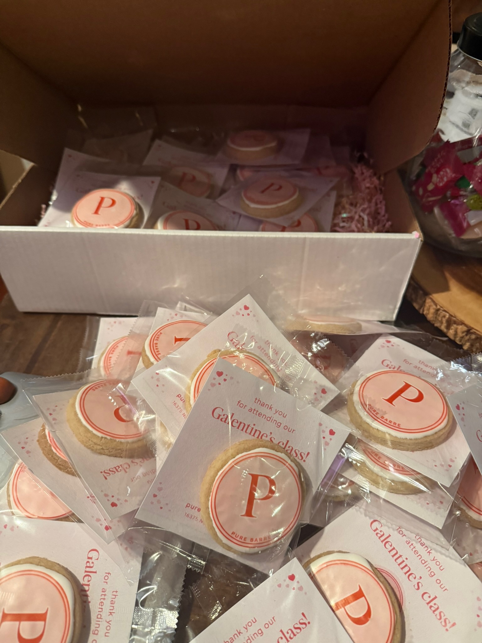 Individually wrapped wedding favor cookies with date cards